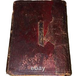 Bible en cuir de l'époque de la guerre civile avec une sangle cassée, des écritures légèrement visibles et un nom rare.