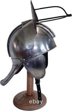 Casques de cavalerie médiévale de la guerre civile anglaise, soigneusement fabriqués pour refléter