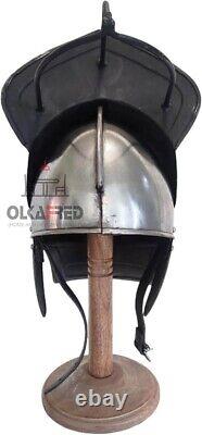 Casques de cavalerie médiévale de la guerre civile anglaise, soigneusement fabriqués pour refléter