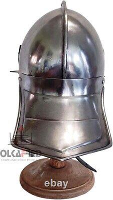 Casques de cavalerie médiévale de la guerre civile anglaise, soigneusement fabriqués pour refléter
