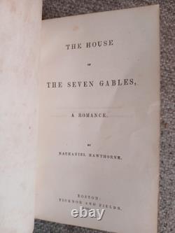 Ensemble de 3 romans en cuir de l'époque de la guerre civile antique de 1864 de Nathaniel Hawthorne, tranches dorées Ensemble de 3 romans en cuir de l'époque de la guerre civile antique de 1864 de Nathaniel Hawthorne, tranches dorées