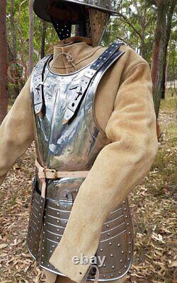 Guerrier médiéval en acier, cuirasse et tassets de la guerre civile anglaise.