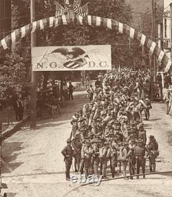 Photographie de la parade militaire de Harpers Ferry, Virginie-Occidentale, vers 1909-1914 Guerre civile